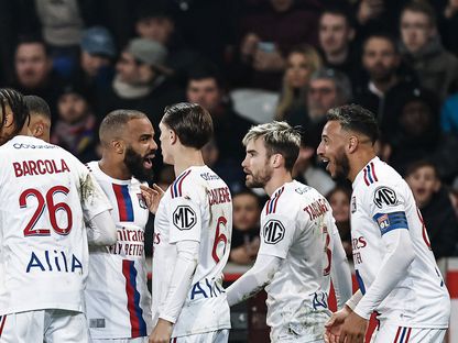 لاعبو ليون يحتفلون بعد التسجيل أمام ليل في الدوري الفرنسي - 10 مارس 2023 - AFP