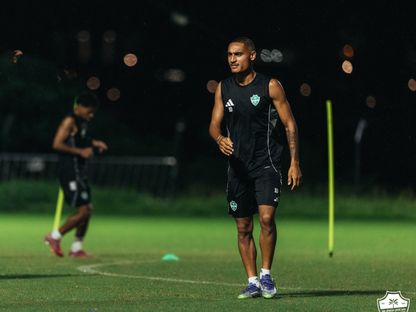 الفرنسي إنزو ميلوت من تدريبات الأهلي بهونغ كونغ - 18 أغسطس 2025 - X/ALAHLI_FC