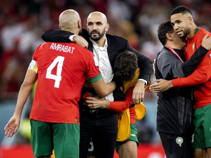 وليد الركراكي يعانق لاعبه سفيان أمرابط بعد الفوز على البرتغال في ربع نهائي مونديال 2022 - 10 ديسمبر 2022 - AFP