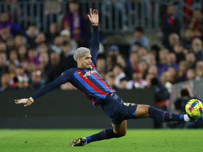 رونالد أراوخو لاعب برشلونة يحاول اللحاق بإحدى الكرات خلال مواجهة ريال مدريد - 19 مارس 2023 - REUTERS