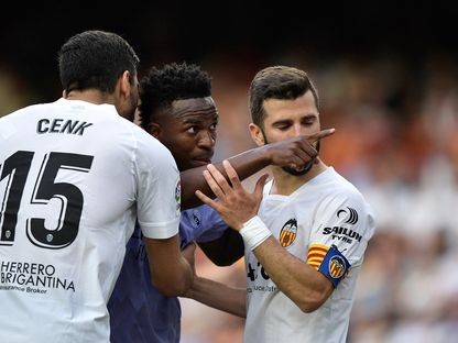 مهاجم ريال مدريد فينيسيوس جونيور يشير نحو مشجع أهانه عنصرياً أمام لاعبين من فالنسيا - 21 مايو 2023 - Reuters 