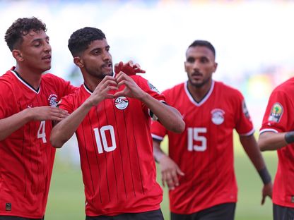 إبراهيم عادل لاعب منتخب مصر يحتفل مع زملائه بهدفه في شباك مالي - 28 يونيو 2023 - twitter/caf_online_AR