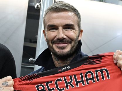 ميلان يُهدي بيكهام قميصاً برقم 32 - UEFA/x