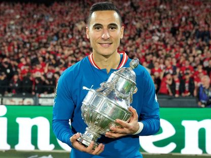 أنور الغازي يحمل كأس هولندا التي أحرزها بي إس في آيندهوفن - 1 مايو 2023 - Twitter/@elghazi1995