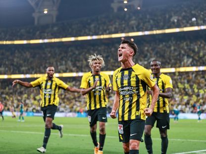 أوناي هيرنانديز لاعب الاتحاد يحتفل مع زملائه بتسجيل الهدف الأول في مرمى العروبة بدوري روشن السعودي - 10 أبريل 2025 - X/@aawsat_spt