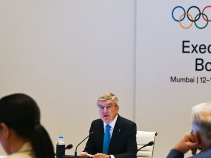رئيس اللجنة الأولمبية الدولية توماس باخ يتحدث خلال اجتماع لمجلسها التنفيذي في مومباي - 12 أكتوبر 2023 - AFP