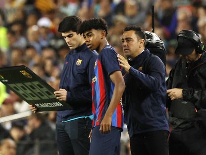 تشافي هيرنانديز مدرب برشلونة مع لامين يامال خلال مباراة ريال بيتيس - 29 أبريل 2023 - Reuters