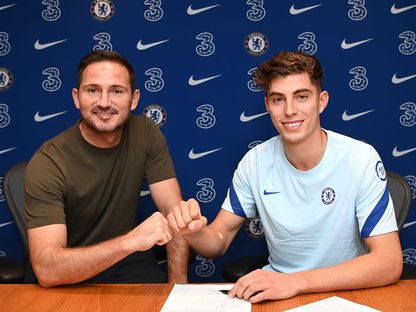 كاي هافرتز يصافح مدرب تشيلسي فرانك لامبارد بعد توقيع عقد انتقاله من باير ليفركوزن الألماني. 4 سبتمبر 2020 - موقع تشيلسي الرسمي