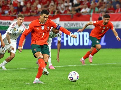 كريستيانو رونالدو نجم البرتغال لحظة تسديد ركلة الجزاء في مباراة المجر بتصفيات كأس العالم 2026 - 9 سبتمبر 2025 - Reuters