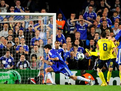 لقطة الهدف الشهير لأندريس إنييستا لاعب برشلونة في شباك تشيلسي في دوري أبطال أوروبا - 6 مايو 2009 - REUTERS