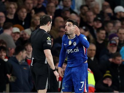 لاعب تشيلسي بيدرو نيتو بعد حصوله على البطاقة الحمراء ضد أرسنال في الدوري الإنجليزي الممتاز - 1 مارس 2026 - Reuters