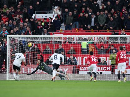 المكسيكي راؤول خيمينيز مهاجم فولهام خلال تنفيذه ركلة جزاء أمام مانشستر يونايتد في الدوري الإنجليزي الممتاز - 1 فبراير 2026 - REUTERS