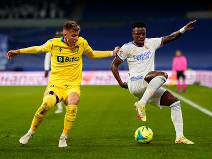 شاهد.. "قُبلة مفاجئة" تستفز لاعباً "ساذجاً" وتتسبب في طرده