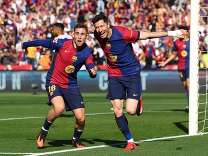 روبرت ليفاندوفسكي مهاجم برشلونة يحتفل بهدفه أمام جيرونا مع زميله فيران توريس بالدوري الإسباني - 30 مارس 2025 - Reuters