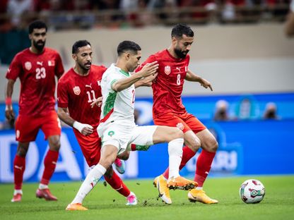 أشرف حكيمي نجم المغرب يحاول السيطرة على الكرة في مباراة البحرين الودية - 9 أكتوبر 2025 - X/@bahrainnt1