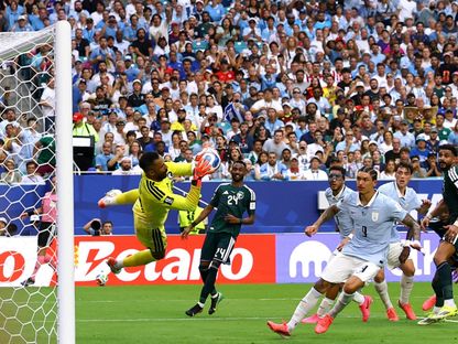 محمد العويس حارس مرمى المنتخب السعودي يمسك الكرة خلال مواجهة الأوروغواي في كأس العالم - 15 يونيو 2026 - Reuters