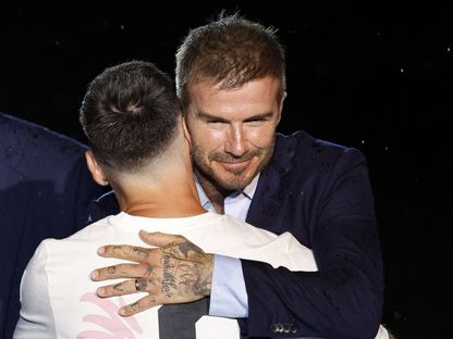 عناق بين ديفيد بيكهام وليونيل ميسي خلال تقديم الأرجنتيني لاعباً جديداً في إنتر ميامي - 16 يوليو 2023 - reuters