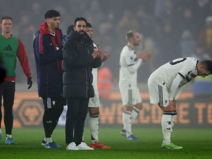 مدرب مانشستر يونايتد روبن أموريم يصفق للجمهور بعد مباراة أمام ولفرهامبتون - 26 ديسمبر 2024 - Reuters