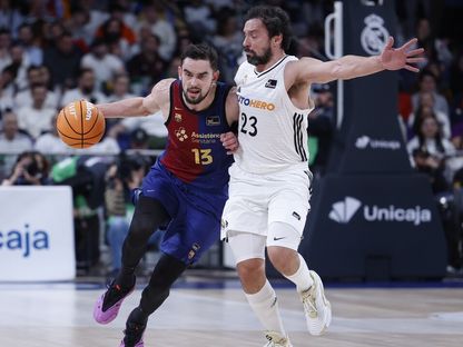 سيرخيو يوي لاعب ريال مدريد في صراع على الكرة مع توماش ساتورانسكي لاعب برشلونة - 6 أبريل 2025 - acb.com