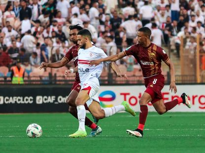 ناصر ماهر لاعب الزمالك يركض بالكرة وسط رقابة من لاعبي فريق ستيلينبوش الجنوب إفريقي - 9 إبريل 2025 - X/ZSCOfficial