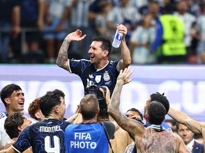 ليونيل ميسي يحتفل بفوز الأرجنتين على إنجلترا في نصف نهائي كأس العالم - 16 يوليو 2026 - Reuters