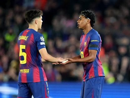 لاعب برشلونة باو كوبارسي رفقة لامين يامال خلال مباراة أتلتيكو مدريد بذهاب ربع نهائي دوري أبطال أوروبا  - 8 أبريل 2026 - Reuters