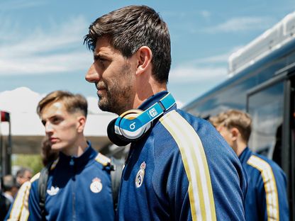 تيبو كورتوا حارس ريال مدريد بعد الوصول لبرشلونة لخوض الكلاسيكو - 10 مايو 2026 - X@realmadrid