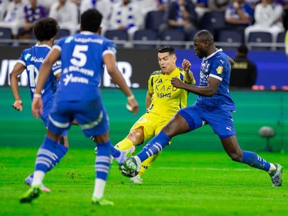 كريستيانو رونالدو قائد النصر بمواجهة مدافعي الهلال بدوري روشن السعودي - 4 أبريل 2025 - X/@SPL