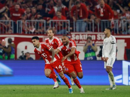 لويس دياز مهاجم بايرن ميونيخ يحتفل مع زملائه بهدفه في مرمى ريال مدريد في دوري أبطال أوروبا - 15 أبريل 2026 - Reuters