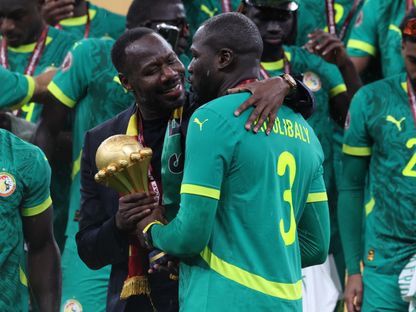 مدرب السنغال، بابي ثياو، يحتفل مع كاليدو كوليبالي بالكأس بعد الفوز بكأس أمم إفريقيا على حساب المغرب - 18 يناير 2026 - Reuters