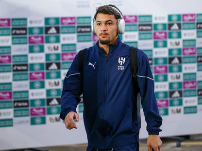 ماركوس ليوناردو لاعب الهلال أثناء الوصول إلى الملعب قبل مواجهة ضمك بالدوري السعودي - 8 فبراير 2025 - X/@SPL