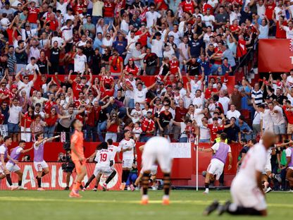 لاعبو إشبيلية يحتفلون بالتسجيل ضد برشلونة في الدوري الإسباني - 5 أكتوبر 2025 - Reuters