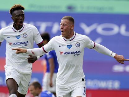 روس باركلي يحتفل بعد تسجيله هدفاً في مباراة ليستر سيتي وتشيلسي ضمن ربع نهائي كأس الاتحاد الإنجليزي - 28 يونيو 2020. - AFP