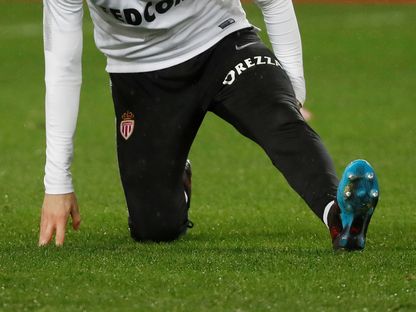 سيسك فابريجاس لاعب موناكو السابق يجري عملية الإحماء قبل مواجهة تولوز في الدوري الفرنسي - 2 فبراير 2019 - REUTERS