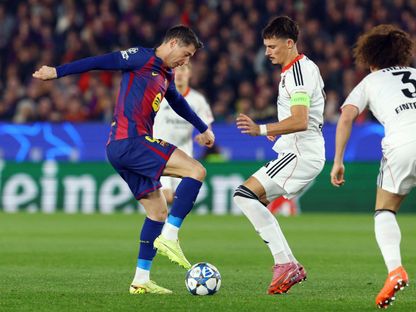 روبرت ليفاندوفسكي مهاجم برشلونة خلال مواجهة أينتراخت فرانكفورت في دوري أبطال أوروبا - 10 ديسمبر 2025 - REUTERS