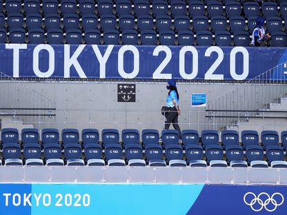 شعار أولمبياد طوكيو في ستاد هوكي بالعاصمة اليابانية طوكيو أثناء إقامة دورة الألعاب - 24 يوليو 2021 - REUTERS