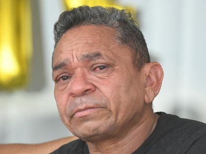لويس مانويل دياز والد مهاجم ليفربول لويس دياز يبكي خلال مؤتمر صحافي بكولومبيا - 10 نوفمبر 2023 - AFP