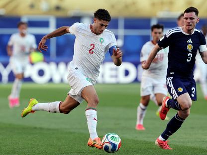 أشرف حكيمي لاعب المغرب في مواجهة آندي روبرتسون لاعب اسكتلندا في كأس العالم - 19 يونيو 2026 - Reuters
