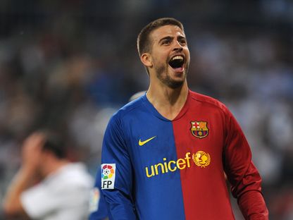 جيرارد بيكيه يحتفل بعد تسجيله هدفاً في مرمى ريال مدريد على ملعب سانتياغو بيرنابيو - AFP