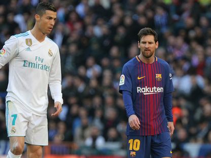 ليونيل ميسي وكريستيانو رونالدو خلال مباراة بين ريال مدريد وبرشلونة في الدوري الإسباني - 23 ديسمبر 2017 - Reuters