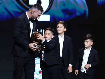 الأرجنتيني ليونيل ميسي يحتفل بتتويجه بجائزة الكرة الذهبية الثامنة في مسيرته مع أولاده - 30 أكتوبر 2023 - Reuters