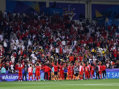 لاعبو منتخب البحرين يوجهون التحية للجمهور خلال مشاركتهم في كأس آسيا - X/@BahrainFA