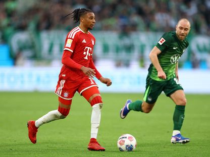 مايكل أوليس وكريستيان إيريكسن خلال مباراة فولفسبورغ وبايرن ميونيخ بالدوري الألماني - 9 مايو 2026 - Reuters
