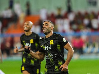 المغربي عبد الرزاق حمد الله مهاجم نادي الاتحاد يحتفل بهدفه في شباك الطائي - 19 أغسطس 2023 - twitter/ittihad