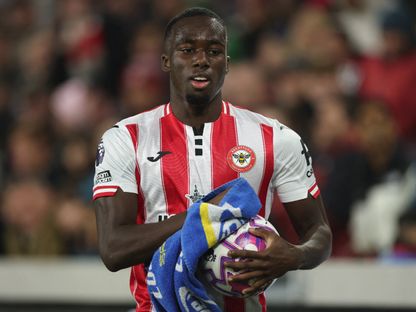 مايكل كايودي يستعدّ لتنفيذ رمية تماس خلال مباراة بين برينتفورد وليفربول في الدوري الإنجليزي الممتاز - 25 أكتوبر 2025 - Action Images via Reuters