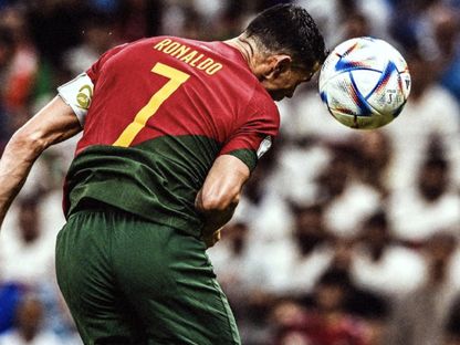 هل لمست الكرة رأس رونالدو في مباراة البرتغال واوروجواي - AFP