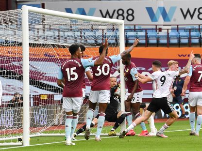 لاعبو شيفلد يونايتد يعترضون على عدم احتساب هدف بعد عبور الكرة خط المرمى - REUTERS