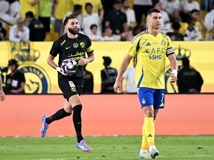 كريم بنزيما نجم الاتحاد يحتفل بتسجيل هدف في مرمى النصر أمام كريستيانو رونالدو في مباراة الفريقين بدوري روشن السعودي - 7 مايو 2025 - Reuters