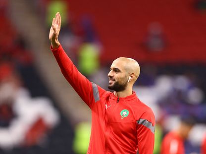 المغربي سفيان أمرابط يلوّح للجمهور قبل المباراة ضد فرنسا - 14 ديسمبر 2022 - Reuters 