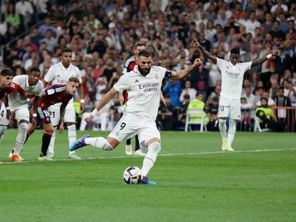 كريم بنزيمة قائد ريال مدريد يسدد ركلة الجزاء في مواجهة أوساسونا - 2 أكتوبر 2022 - REUTERS